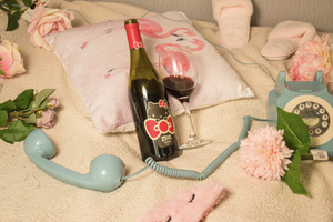 Osito de peluche Hello Kitty Pinot Noir sosteniendo un corazón con "Te amo"